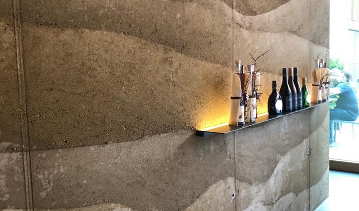 Nahaufnahme einer Stahlbetonwand – Detailansicht der Textur und Oberfläche der Wand für den Bau von Stahlbetonkellern
