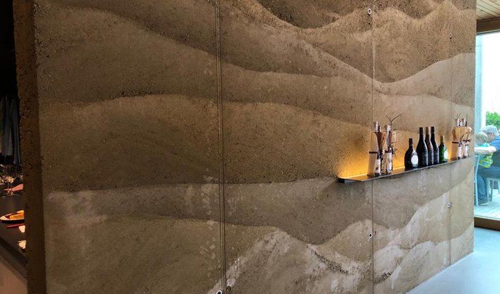 Fertiggestellte Stahlbetonwand in ihrer finalen Umgebung – präzise Betonverarbeitung für langlebige und funktionale Wände